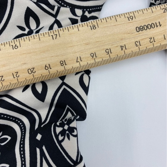 Yvos Black and White Graphic Print with Bell Sleeves- Large - Picture 6 of 7